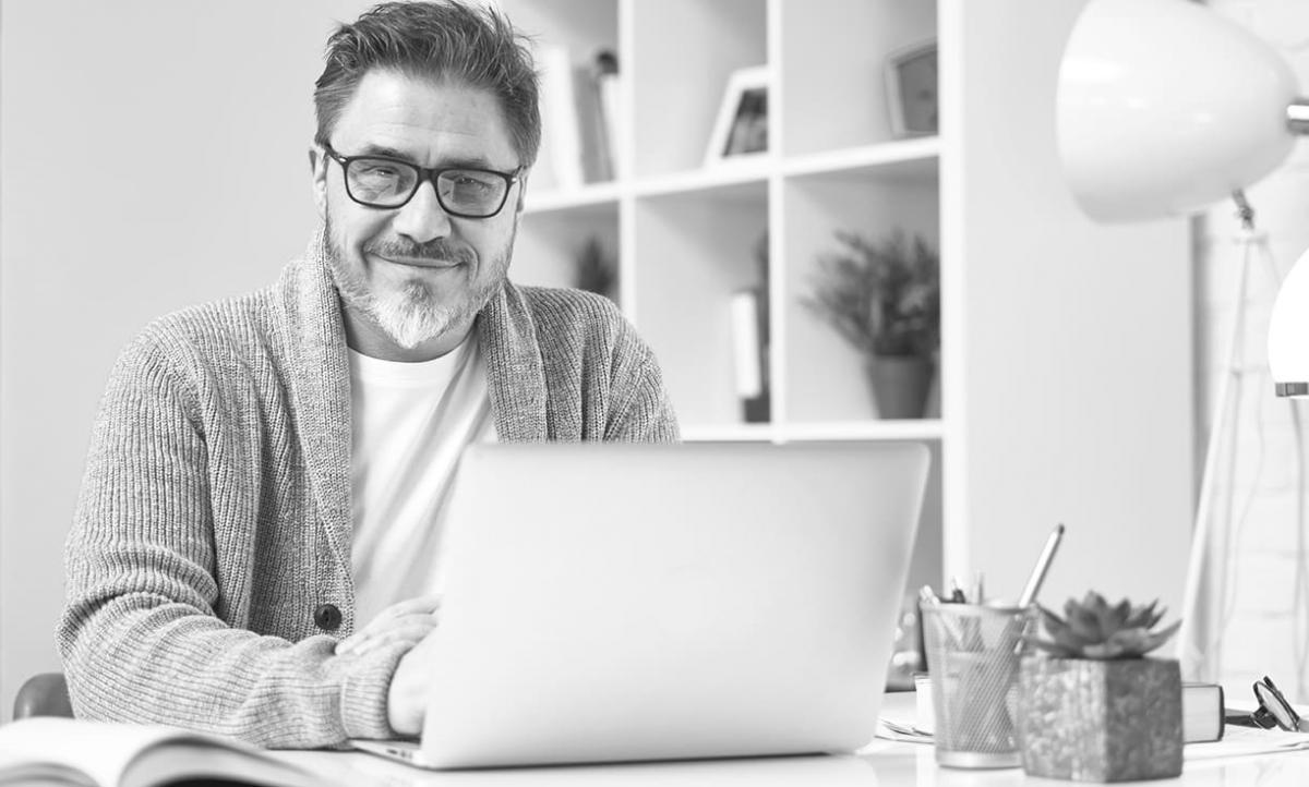 Digitale Budgetplanung am Schreibtisch
